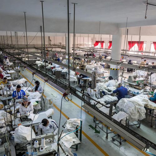 operador-da-produção-da-fábrica-de-matéria-têxtil-que-trabalha-na-linha-71918631